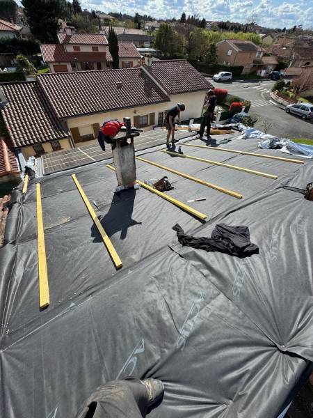 Réfection de la couverture en tuile avec la pose d'un isolant souple sur les rampants par les 2 charpentiers , RGE a Albi  