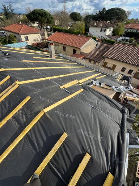 Pose en cours de l'isolation souple de chez actis avant la mise en place de la couverture en tuile a Albi par les 2 charpentiers l