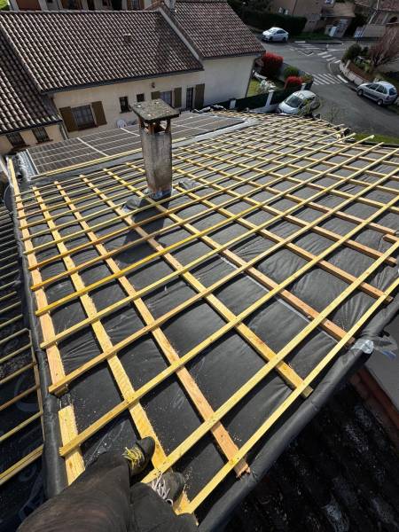 Réalisation du support de la couverture en tuile par les 2 charpentiers, artisan couvreur a Albi.