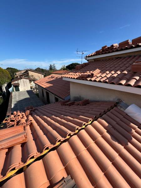 Pose de la couverture en tuile DC12 a Albi, et habillage des planches de rive en alu blanc par les 2 charpentiers, spécialiste de toiture et artisan couvreur a Albi.