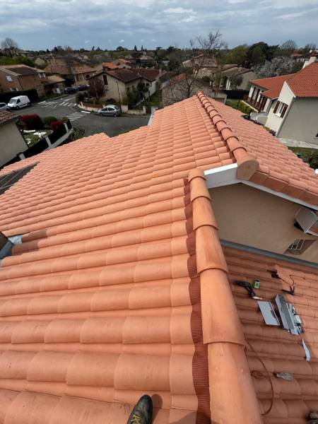 Fin de chantier avec la rénovation complète de la toiture en tuile , l'habillage des planche de en alu  et la pose d'un isolant souple sur les rampants par les 2 charpentiers, artisan RGE a Albi 