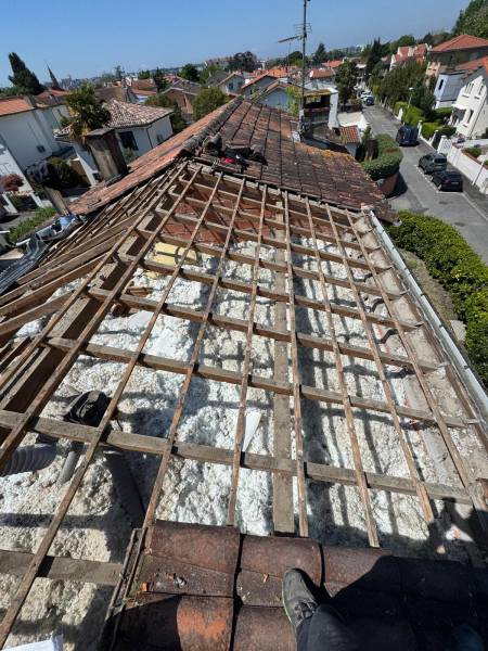Dépose de toute la couverture en tuile pour l'isolation des combles perdu en soufflant de la laine de roche, par les 2 charpentiers, artisans RGE a Albi. 