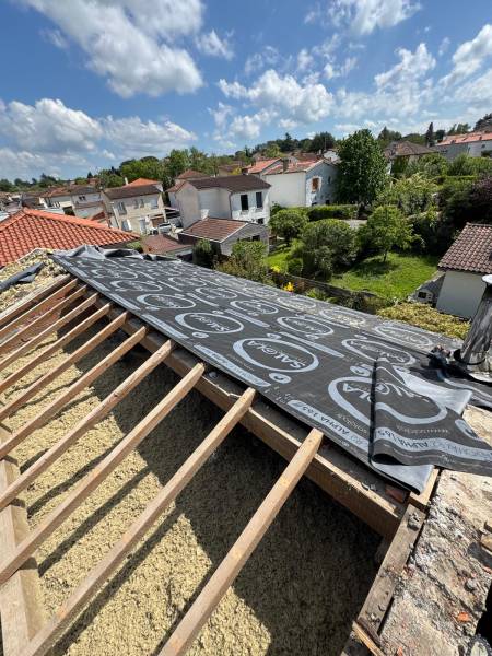 Pose de l'écran sous toiture, après l'isolation des comble perdu, par les 2 charpentiers, artisans RGE a Albi. 