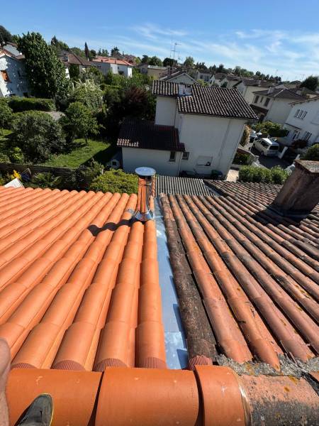 Réalisation d'un couloir en zinc pour séparation de toiture mitoyenne, ainsi que la réfection de la couverture en tuile par les 2 charpentiers, artisans RGE a Albi.  