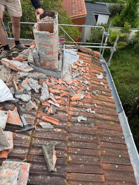 Dépose des ancien raccord de tuile maçonnée en cour , avant la réfection totale de la toiture en tuile et des zingueries par les 2 charpentiers a Albi.   