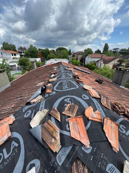 Mise en hors d'eau pour la nuit avant de continuer le reste des travaux par les 2 charpentiers a Albi 