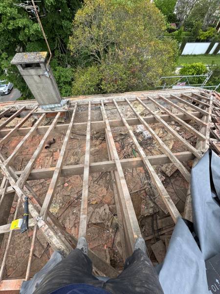 Dépose complète de l'ancienne couverture en tuile avant le pose de la nouvelle a Albi par les 2 charpentiers .