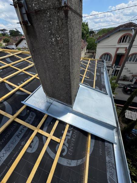 Faconnage d'un entourage de cheminée en zinc naturel par les 2 charpentiers a Albi.