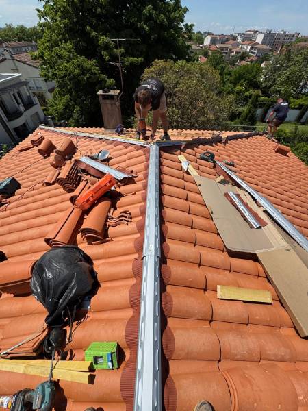 Réalisation en cour de la pose des faitages et arêtiers a sec pour permettre une ventilation des combles et l'étanchéité a Albi par les 2 charpentiers.