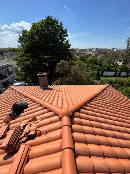 Réfection totale de la couverture en tuile et des zingueries a Albi par les 2 charpentiers. 