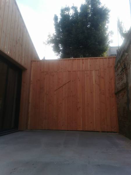 Réalisation d'une extension en bois, avec création de porte invisible et pose d'un bardage en douglas style a la landaise par les 2 charpentiers a Albi. 