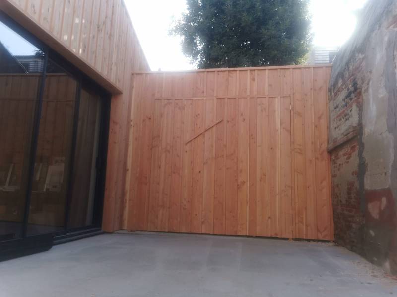 Pose d'un bardage en douglas a la landaise par les 2 charpentiers a Albi.