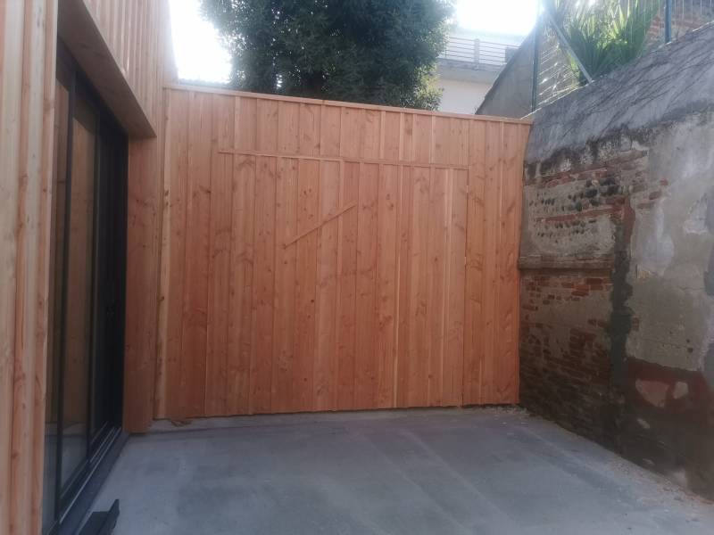Réalisation d'une ossature bois avec porte invisible et un bardage posé a la landaise en douglas par les 2 charpentiers a Albi.