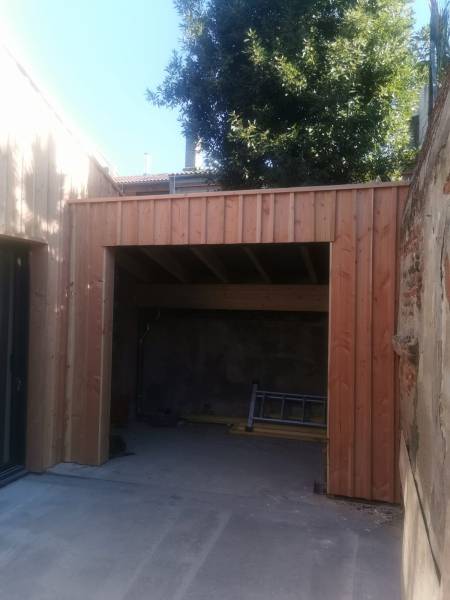 Fourniture et pose d'un bardage en douglas a la landaise et fabircation d'une extension en ossature bois a Albi, par les 2 charpentiers. 