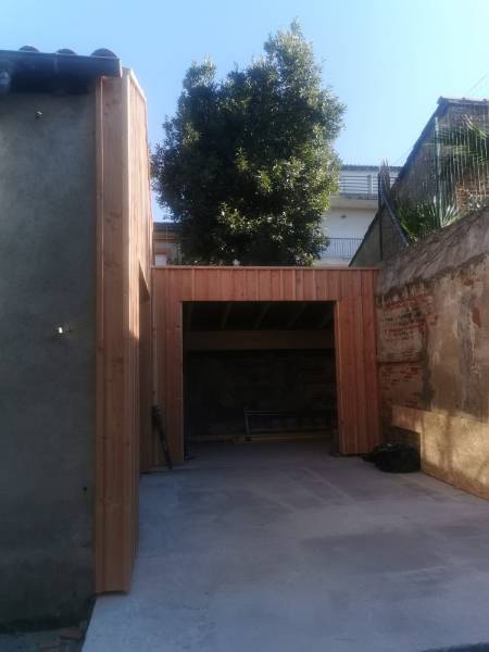 Réalisation d'une petite extension en ossature bois et pose d'un bardage pose a la landaise en douglas par les 2 charpentiers a Albi. 