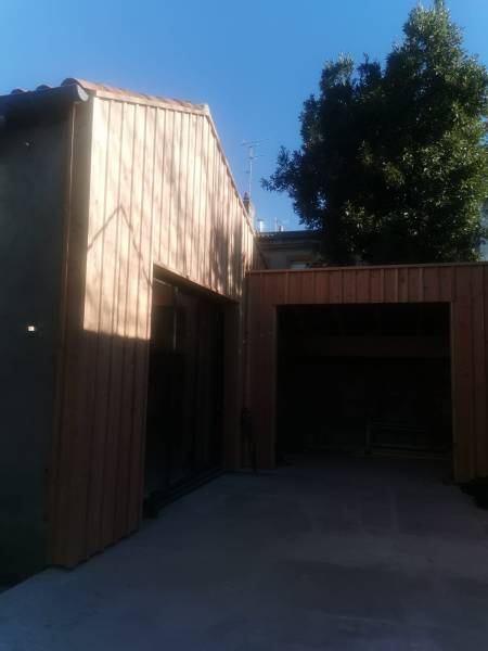 Habillage de la façade en bardage douglas, posé a la landaise a Albi, par les 2 charpentiers 