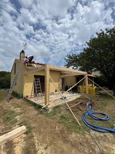 Levage en cour de la terrasse en charpente traditionnelle, réalisé par les 2 charpentiers a Albi. 