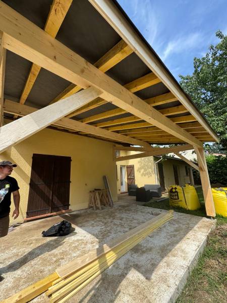 Réalisation d'une terrasse couverte en charpente traditionnelle sur poteaux bois, par les 2 charpentiers a Albi.