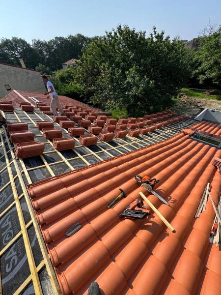 Réalisation en cours de la couverture en tuile a Albi par les 2 charpentiers, artisans couvreur.