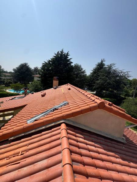 Fin de la couverture en tuile mécanique DC12,a Albi par les 2 charpentiers. Artisan couvreur 