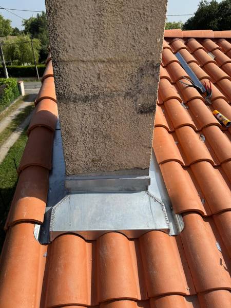 Réalisation d'un entourage de cheminée en zinc sur mesure par les 2 charpentiers, artisan zingueur a Albi.  