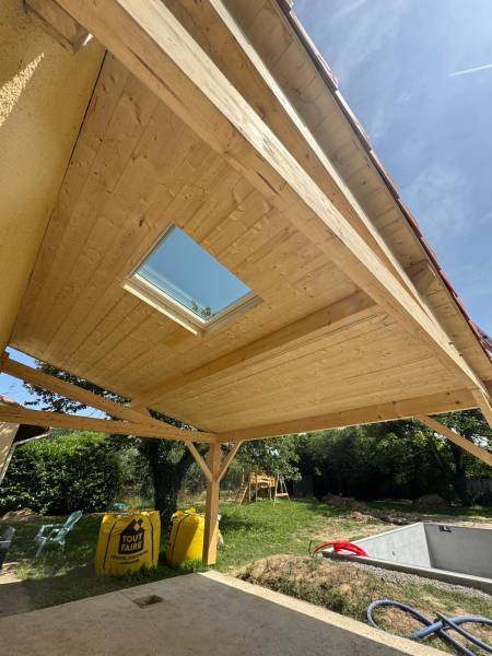 Pose de volige mi-bois sous chevron pour la finition de la terrasse par les 2 charpentiers a Albi. 