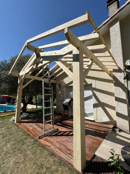 Taille et levage d'une terrasse couverte en charpente traditionnelle réalisé par les 2 charpentiers a Albi. 