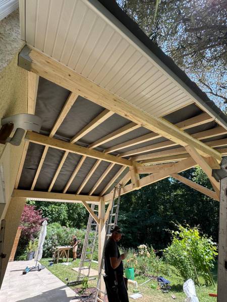 Vue de dessous de la terrasse couverte en charpente traditionnelle par les 2 charpentiers a Albi