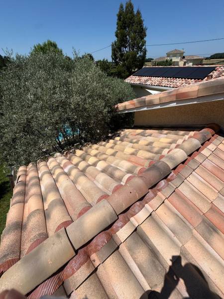 Vue de la toiture en tuile mécanique romane panache claire de la terrasse réalisé par les 2 charpentiers a Albi. 