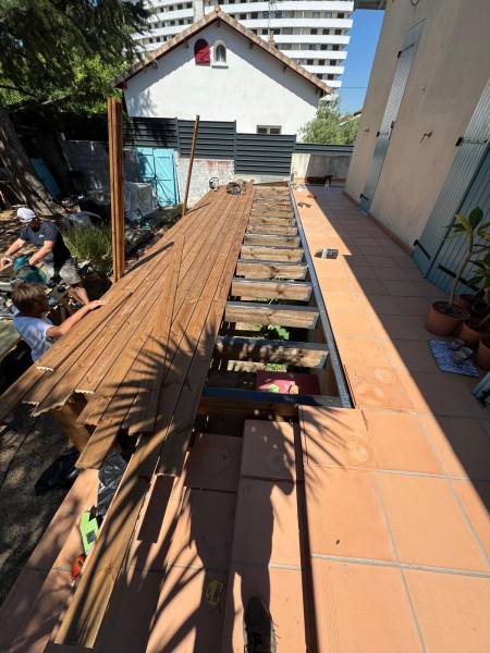 Fourniture , taille et pose d'une terrasse en bois sur mesure par les 2 charpentiers, artisans charpentiers a Albi et ses alentours. 