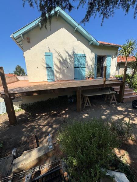 Travaux en cour pour la fabrication sur mesure d'une terrasse en bois a Albi, par les 2 charpentiers, artisan charpentiers. 