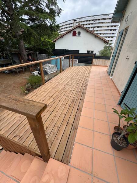 Travaux de réalisation d'une terrasse en bois sur poteau a Albi par les 2 charpentiers. 