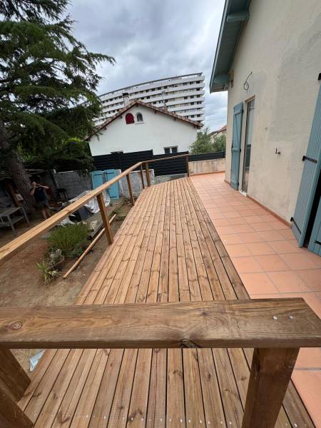 création d'une terrasse sur mesure en bois avec tout les bois en classe 4 a Albi, par les 2  charpentiers, artisans charpentiers 