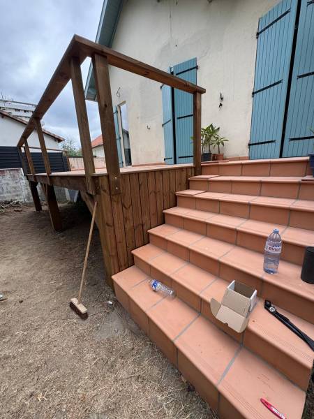Réalisation complete d'une terrasse de son garde corp en bois sur mesure a Albi, par les 2 charpentiers, artisans charpentiers couvreur zingueur. 