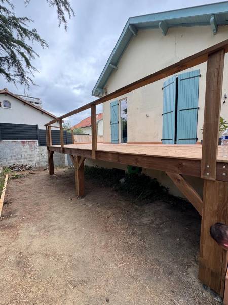 Création totale d'une terrasse en bois par les 2 charpentiers, artisan charpentier couvreur zingueur sur Albi et ses alentours. 