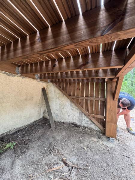 Réalisation d'une terrasse en bois, avec cette vue de dessous par les 2 charpentiers, artisans charpentier sur Albi et ses alentours. 