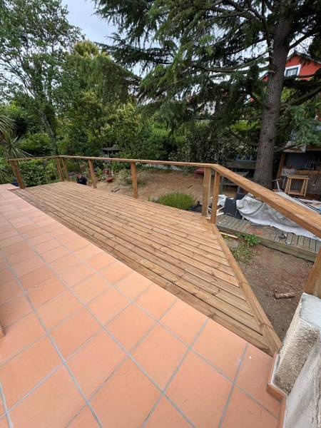 Travaux réalisé par les 2 charpentiers, pour la création sur mesure d'une terrasse en bois a Albi et ses alentours.. 