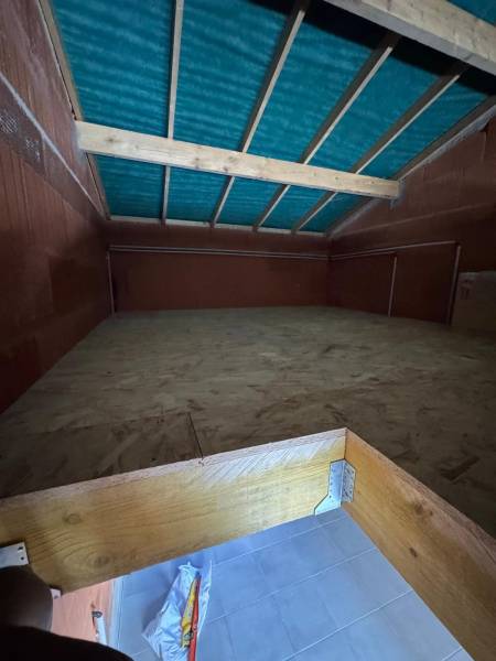 Création de la trémie pour accès sur la mezzanine par les 2 charpentiers artisan charpentiers a Albi. 