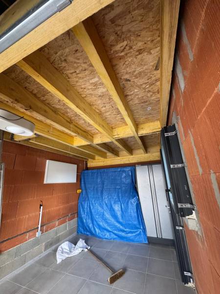 Fourniture et pose d'un solivage en bois pour la mise en place d'une mezzanine dans le garage, par les 2 charpentiers , artisan a Albi et ses alentours 