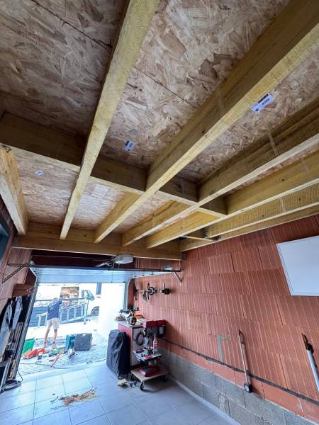 Création complete d'une mezzanine en bois pour une grande capacité de rangement dans le garage par les 2 charpentiers, artisan charpentiers couvreur a Albi. 
