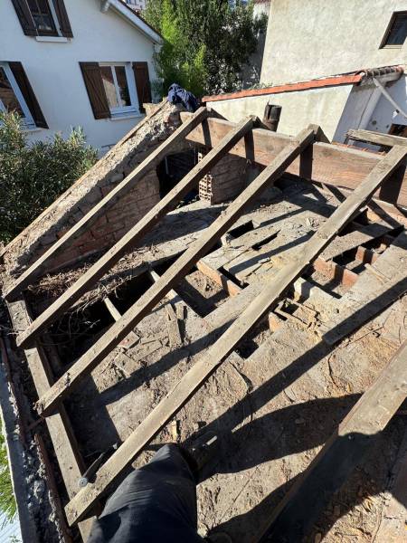 Dépose complète de la vielle toiture pour rénovation totale de la toiture a Albi, par les 2 charpentiers.