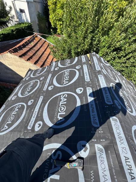 Pose d'un ecran sous toiture avant la couverture en tuile pour une parfaite étanchéité a l'eau et a l'air par les  2 charpentiers a Albi et ses alentours 