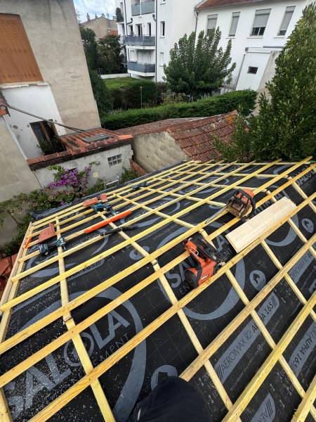 Pose de liteaux pour support de la couverture en tuile Marseille par les 2 charpentiers présent sur Albi et ses alentours 