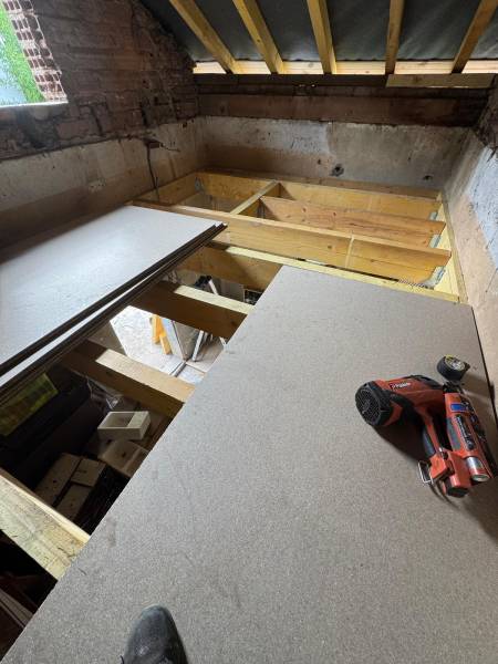 Réalisation complète d'un plancher en bois a Albi par les 2 charpentiers