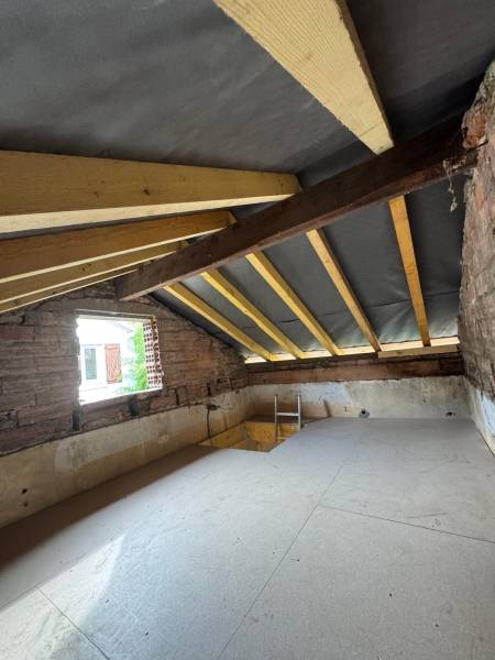 Vue de la charpente et du plancher en bois vue de l'intérieur par les 2 charpentiers a Albi et ses alentours.