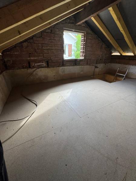 Création d'un plancher en bois avec un solivage en 8x22cm pour la structure et un panneaux CTBH de 22mm par les 2 charpentiers a Albi et ses alentours. 