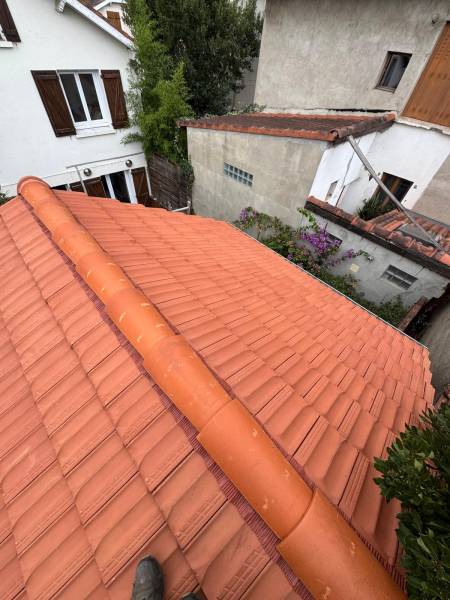Fin de travaux avec la pose de la couverture en tuile mécanique Marseille a Albi par les 2 charpentiers 
