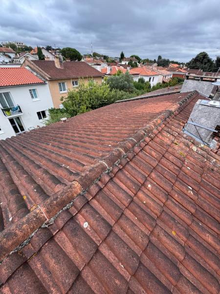 Vue de la toiture avant la réfection total par les 2 charpentiers a Albi. 