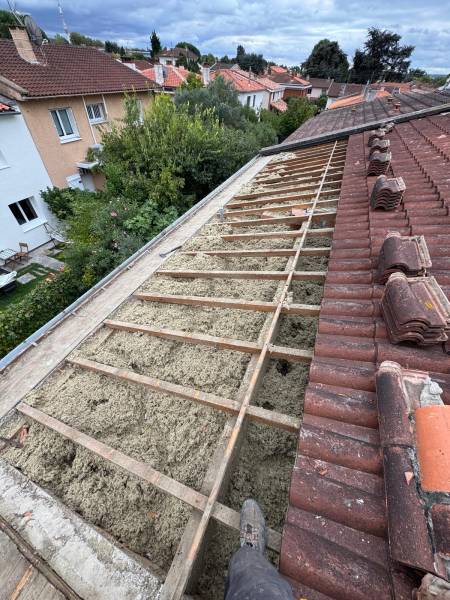 Dépose en cours de la vielle couverture en tuile pour le réfection de la tuile par les 2 charpentiers a Albi.   
