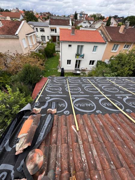 Pose du pare pluie au fur et a mesure pour le maintiens du hors d'eau par les 2 charpentiers a Albi.  d'eau 
